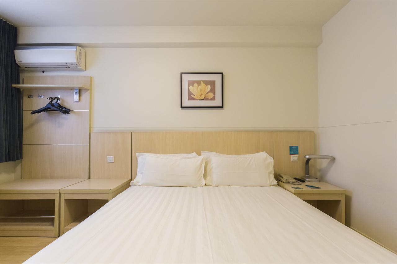 Jinjiang Baoshan Gongfu Xincun Hulan Road Subway Station 3*