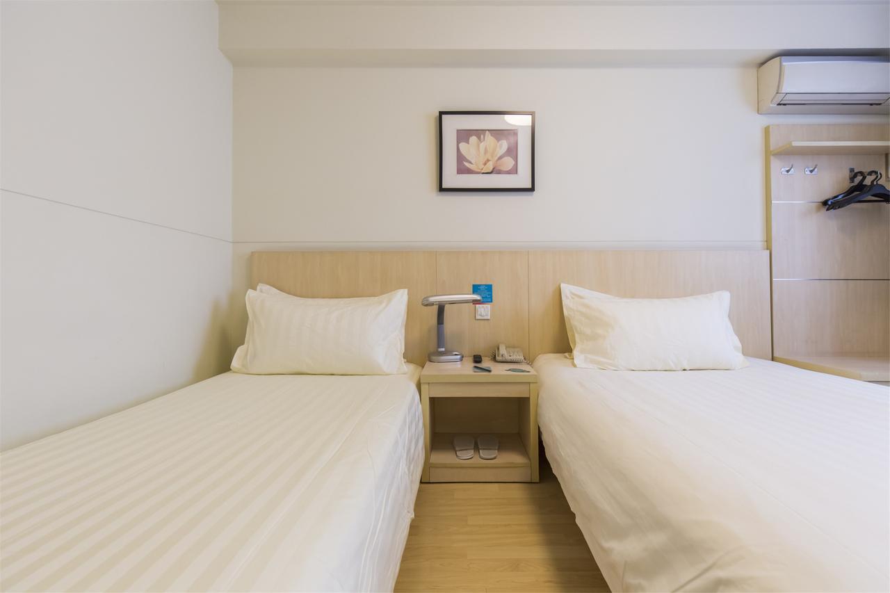 Jinjiang Baoshan Gongfu Xincun Hulan Road Subway Station Hotel