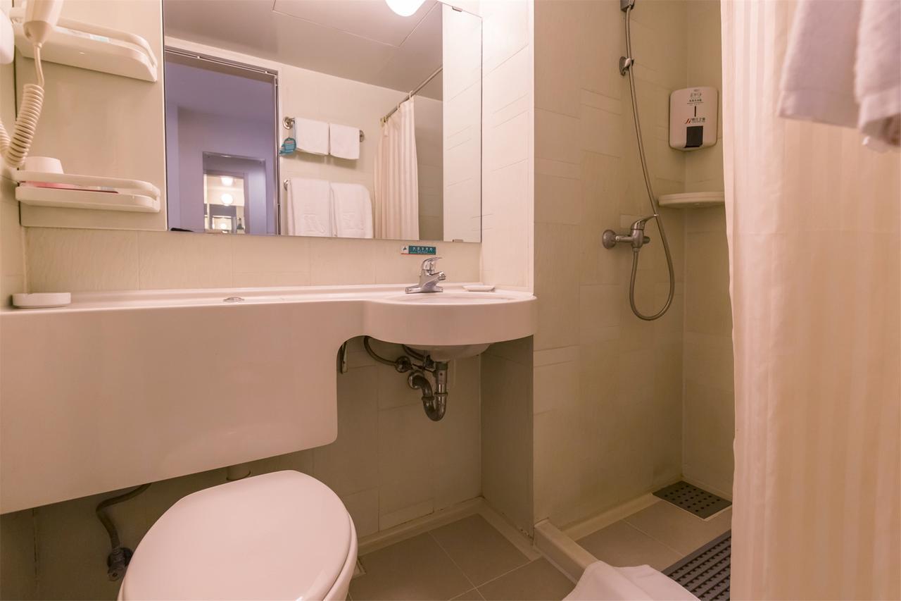 Jinjiang Baoshan Gongfu Xincun Hulan Road Subway Station Hotel